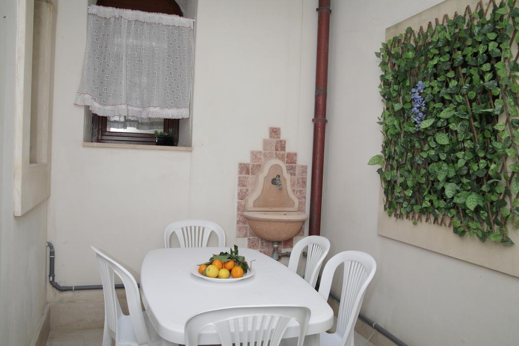 Maestranza Holiday Syracuse Esterno foto